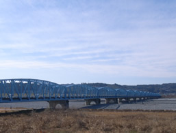 塗替えが終わった大井川橋の遠景写真