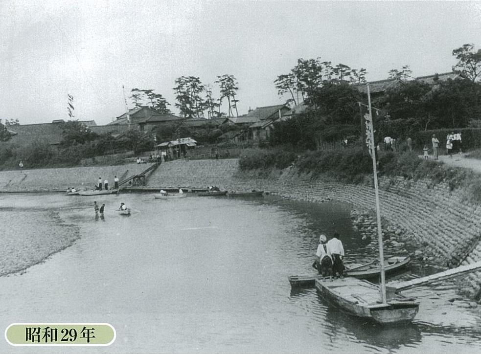 昭和29年頃の萩間川湊橋からの様子