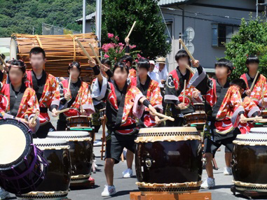 瀬戸谷中学校生徒による勇壮な太鼓演奏